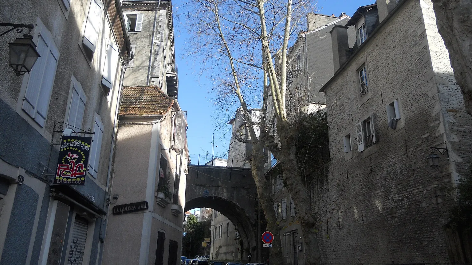 La rue du Hédas sous le pont des Cordeliers, vue d’archive photographiée en décembre 2013 avant le réaménagement.